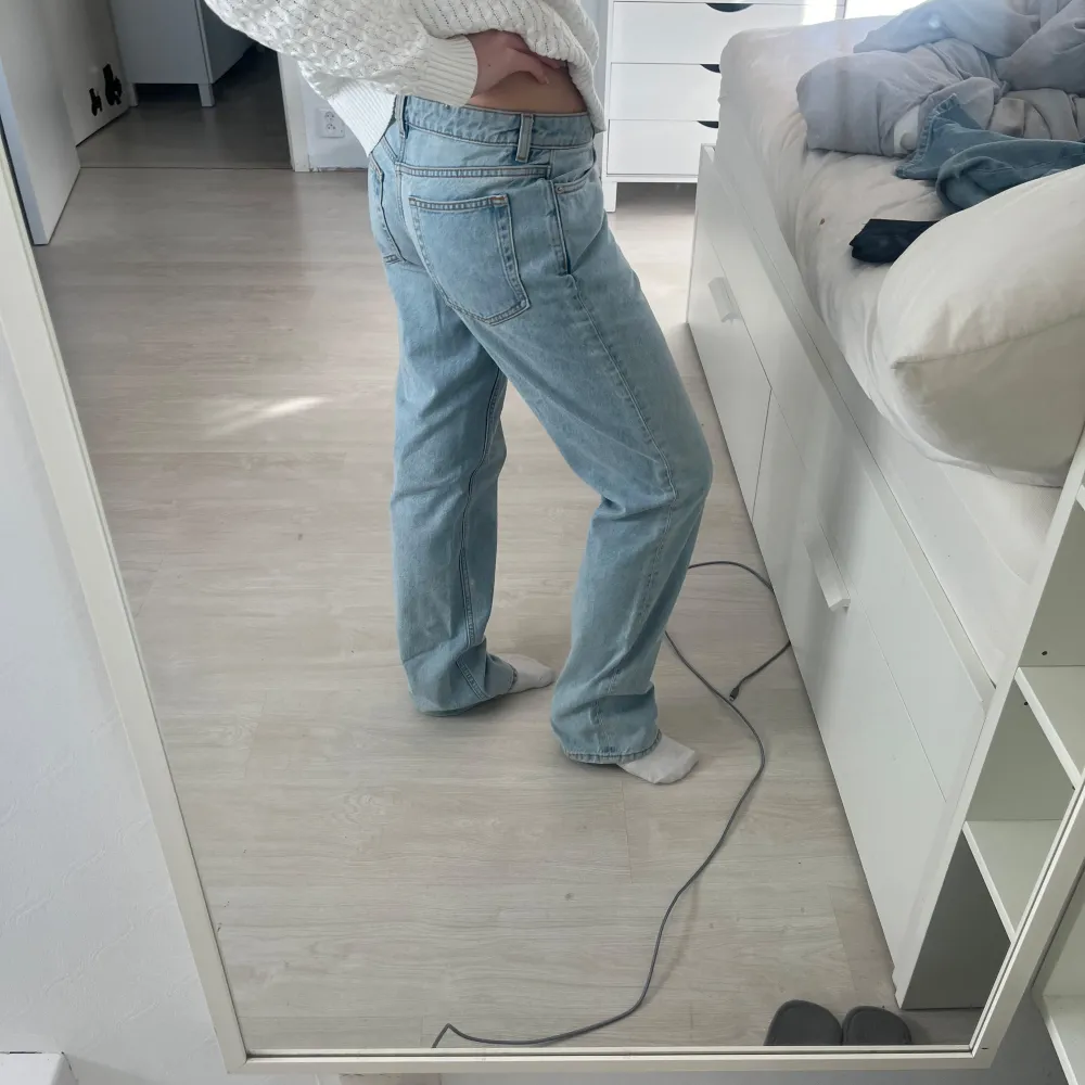 Ljusblåa raka jeans från Monki, använda kanske 1 gång. . Jeans & Byxor.