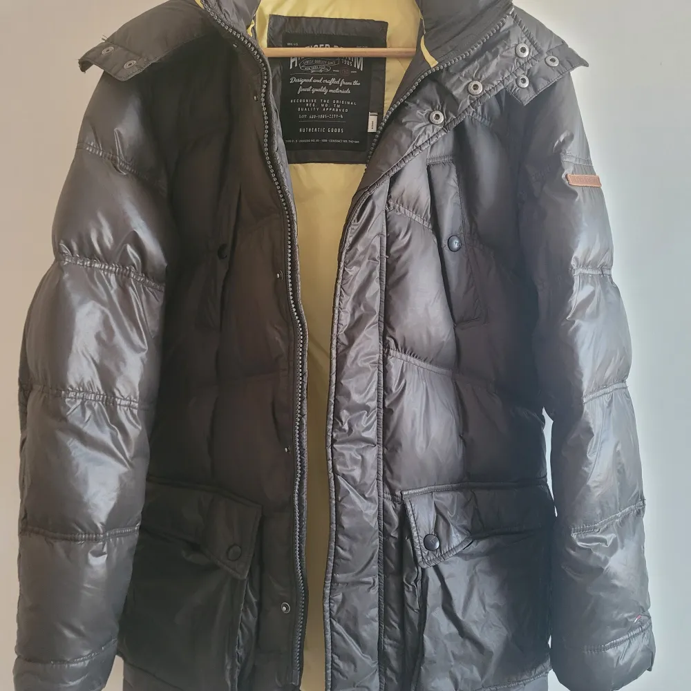 Tommy Hilfiger jacka herr i storlek M. Har använt den vid ett tillfälle och det är som ny Ny pris 3295kr. Jättefin jacka i toppskick. Takit.