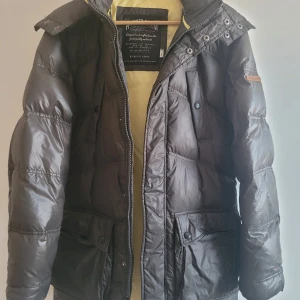 Tommy Hilfiger dunjacka M  - Tommy Hilfiger jacka herr i storlek M. Har använt den vid ett tillfälle och det är som ny  Ny pris 3295kr. Jättefin jacka i toppskick