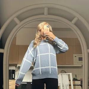 Stickad tröja  - Blå & vit stickad tröja💙 Använd ett fåtal gånger men har inga defekter och ser ut som ny