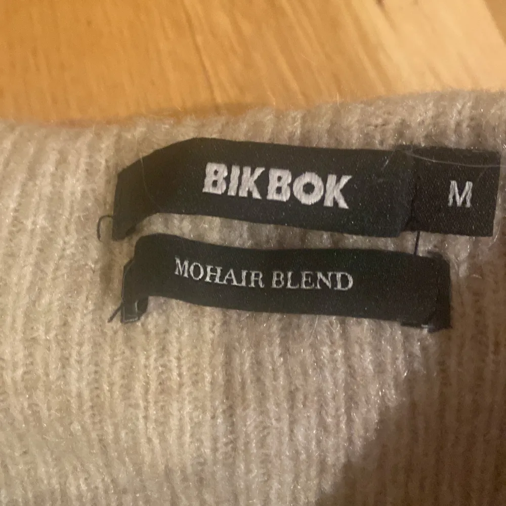 Säljer en superfin beige offshoulder tröja från BikBok i mohairblandning. Den är perfekt för höst och vintern. Tröjan har långa ärmar och ett ribbat typ. Använd ändats ett fåtal gånger. Tröjor & Koftor.