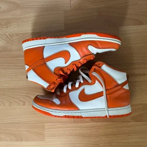 Nike dunk high syracuse - As fräscha dunks, har lite små repor men syns inte när man har på sig de. Pris kan diskuteras och hör av er vid frågor