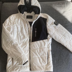 Sail Racing Jacka - Säljer min gamla Sail racing jacka då jag köpt en ny och denna inte kommer till användning något mer. Jackar har presis kemtvättats så den är väldigt fräsch! Jackan är i gott skick, inga problem med dragkedjorna eller hål på den.