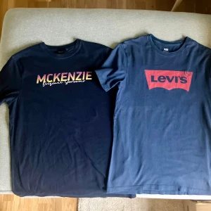 Mckenzie, Levi’s st M - Två t-shirts i bra skick. Inte noppriga eller trasiga. Lite påverkade av tvätt men ändå fina! Säljes ihop för 200 kr.   Köparen betalar frakt. 