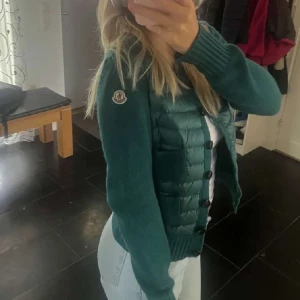 Moncler cardigan  - Säljer min äkta moncler cardigan i nyskick! Köpt från en tjej på plick som aldrig använt den ( hennes bilder ) och jag själv har använt den ca 3 gånger så fortfarande nyskick. Passar perfekt på mig som har xs/S.  Så så fin.