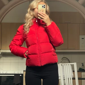 Vinterjacka  - Röd Champion dunjacka❣️ Använd ett fåtal gånger, men har inga defekter eller tecken på användning💕