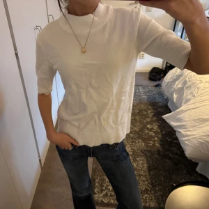 Stickad tröja - Vit kortärmad stickad tröja från Vila!