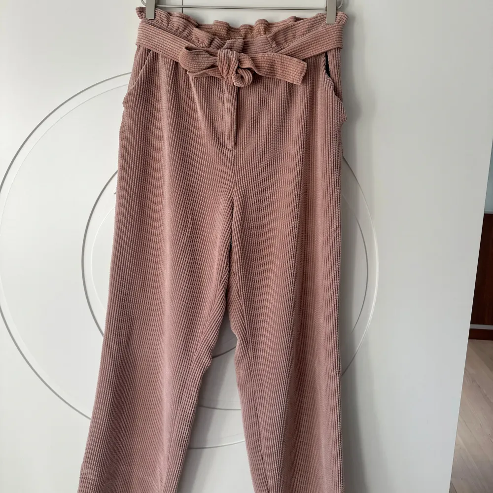 Jag säljer ett par rosa Manchesterbyxor med knyte från H&M i storlek 44. Perfekta för att lägga till en färgklick i garderoben nu inför hösten! Skulle säga att dem är som 44/L-XL Knappt använda  Märke: H&M (Divided) Färg: Rosa. Jeans & Byxor.