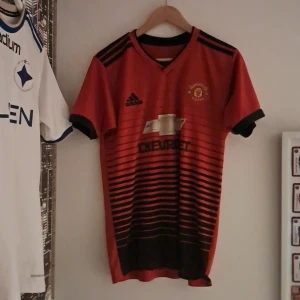 Man UTD Hemmatröja 2018 - Storlek:S Äkta Tröja med Pogba på ryggen.  Namnet på ryggen är slitet från tvätt men är inget man tänker på från avstånd. 