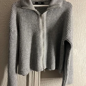 Stickad zip ifrån bikbok - Säljer denna populära stickade ziptröjan ifrån bikbok, använd fåtal gånger och är som ny. STICKS INTE!!
