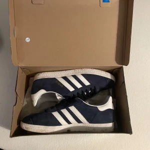 Adidas gazelle - Mycket fint skick endast använda fåtal gånger säljer dessa på grund av att dom är för stora för mig