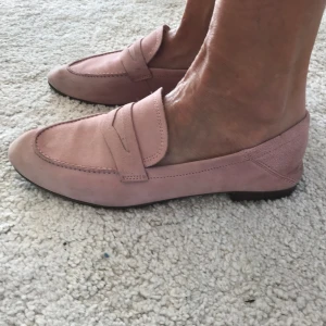 Rosa loafers äkta mocka Stl 38 - Så fina och sköna loafers i rosa mocka, äkta.  Storlek 38, normal i storleken. H&M premium. Använda 2 ggr, är nästan i nyskick, inga defekter. Nypris 600k