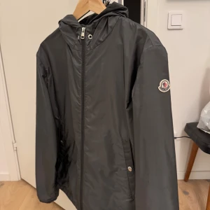 Moncler Grimpeurs Hooded Jacket - Tjena,  Säljer denna vattentäta nylonjacka då jag inte använder den tillräckligt mycket för att den ska vara värd pengarna. Den är knappt använd och finns inga skador eller märken. Köpt på Monclers hemsida, elektroniskt kvitto finns självklart kvar. 
