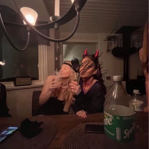 Kort satinklänning - Kort satin klänning som endast använd en gång vid halloween. Inga täcken på användning. I storlek XSS/32 men passar mig som har S☺️ skriv för fler bilder.