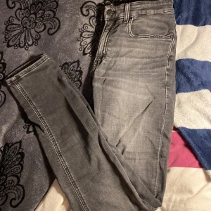 Jeans Calvin Klein  - Jeans från Calvin klein i storleken 16y motsvarande 170-176 cm. Jeansen är i gott skick och har inga defekter. Hör av vid fundering!