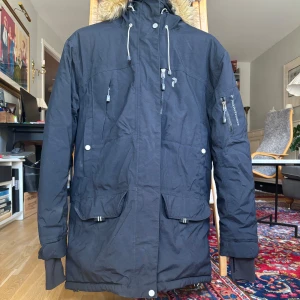 Fin vinterjacka från peak performance  - Superfin,  praktiskt och VARM vinterjacka från Peak Preforamnce!