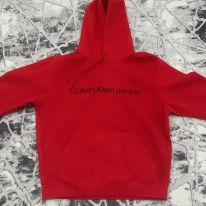 Calvin Klein Jeans Hoodie - En helt ny Calvin Klein Jeans Hoodie med ett mycket skönt material. Om man skulle köpa den nu så skulle det kosta cirka 1500kr. Den är nästan helt oanvänd. Vid intresse skriv och pris kan diskuteras 
