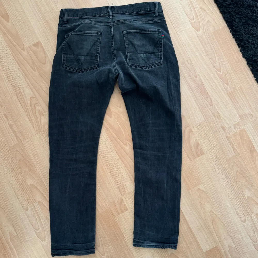 Svarta jeans från Denim Demon i storlek W34 L32. De är tillverkade av 99% bomull och 1% elastan, vilket ger en skön passform. Byxorna har en klassisk femficksdesign och är något sliten vid grenen. Hämtas på Hägerstensåsen eller ök ♣️. Jeans & Byxor.