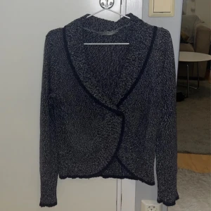 Kofta - Blå kofta! Fäster med två knappar i mitten (endast så att en knapp syns när man har på sig den). Bortklippt lapp men skulle säga S i storlek