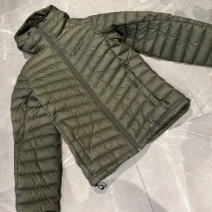 Grön dunjacka från Peak Performance - Säljer en snygg och varm grön herr dunjacka från Peak Performance i storlek S. Perfekt för kalla dagar med sin quiltade design och dragkedja framtill. Jackan är i nyskick och passar både höst och vinter 🍂❄️
