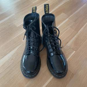 Dr Martens i storlek 38. Bra skick förutom att de är lite sönder vid knytningen högst upp, inkluderade bilder! 