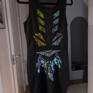 Paljett klänning - Använd en gång! Super fin till nyår Har svart/genomskinliga detaljer vid bröst och rygg