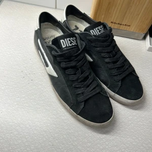 Diesel skor - Hej säljer mina diesel skor i fint skick. Dom e använda kanske 15 gånger, storleken är 44. Har inget og kvar tyvärr men köpte dom helt nya. Nypris är 2499kr, mitt pris 700kr