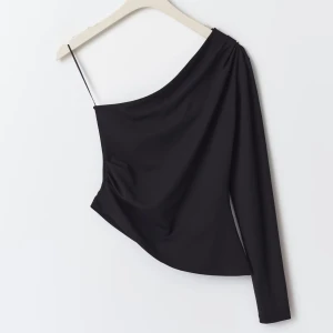 Svart topp - Svart topp från gina! Helt ny, prislapp kvar🩷Skriv vid funderingar!