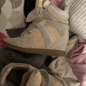 Isabel marant  - Det i väldigt bra skick men lite för små för mig har storlek 39, så undrar om någon skulle vilja byta!! 