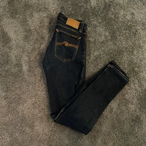 Nudie Jeans - Tja, säljer dom här feta nudie jeansen i storlek 26/32! Inga synliga skador eller defekter, priset kan diskuteras och tveka inte vid frågor!