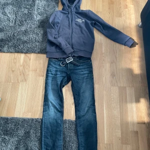 Peak performance hoodie - Hej, jag säljer nu min mörkblåa peak performance hoodie som nu har blivit för liten för mig, den är i bra skick men man kan se att den är lite använd, nypris: 799. Hör av er vid fler frågor eller bilder!! Priset är defenetivt diskuterbart.