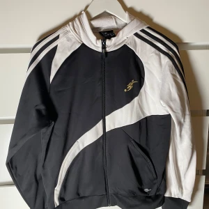Adidaströja med dragkedja & luva - Svart & vit adidaströja med dragkedja och luva. Snygg, oldschool Clima365. Bra skick! 