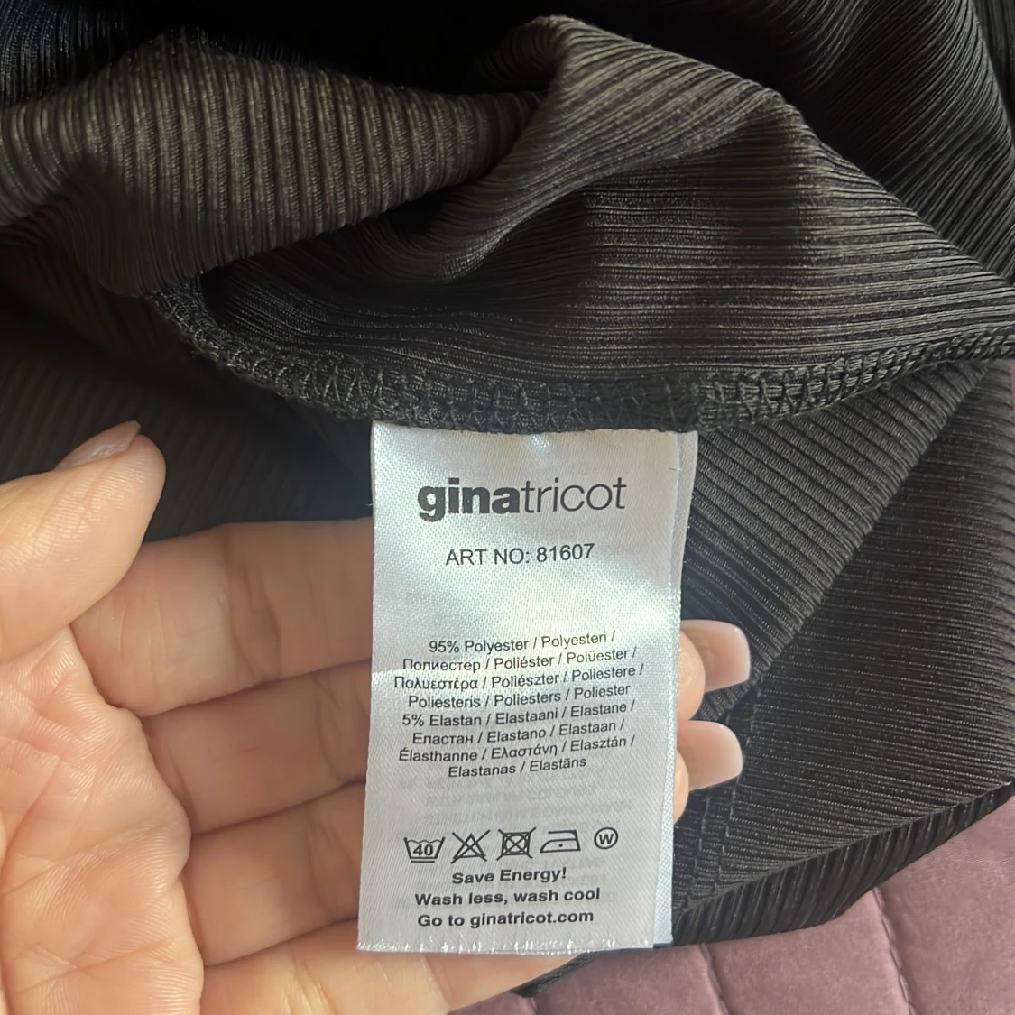 Svart ribbad klänning från Gina Tricot - 92