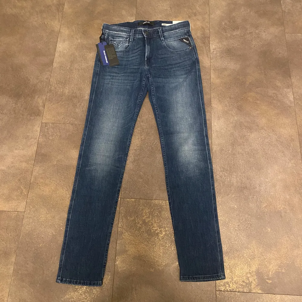 Riktigt schyssta replay jeans anbass. Jeansen är helt nya och är slim fit. Storlek W28 L32. Mitt pris:599kr! Hör av er vid frågor och funderingar!. Jeans & Byxor.