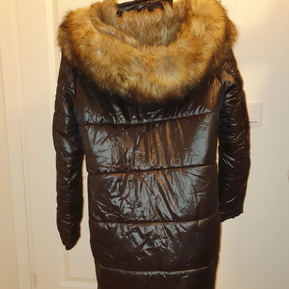 Brun dunjacka med pälsdetaljer - 90