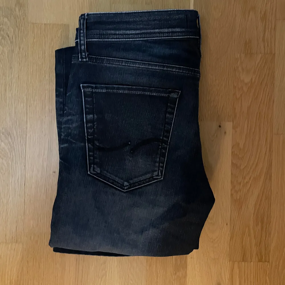 Tja! Säljer dessa feta Jack&Jones jeans till ett skit bra pris! Hör av er vid frågor!🤝🎉. Jeans & Byxor.