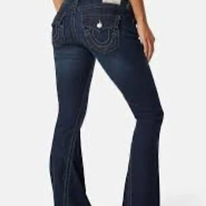 True Religion Jeans - Super snygga true religon jeans i stl 28 men skulle säga att de är ganska liten storlek! 