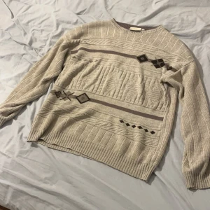 Vintage stickad tröja - Säljer denna stickade vintage tröjan då jag inte använder den längre. Använd fåtal gånger.