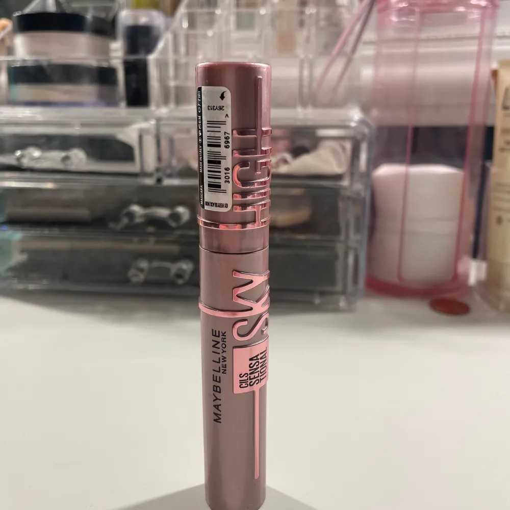 Oanvänd Sky High Mascara säljes! Perfekt för att ge dina fransar både längd och volym. Mascaran är helt ny och oöppnad, i originalförpackning. Ge dina fransar den där fantastiska lyft-effekten med en produkt som håller hela dagen. Originalpris 149kr. Skönhet.