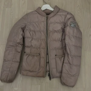 Odd molly dunjacka beige - Säljer min fina Odd molly dunjacka i storlek 0 vilket motsvarar xs. En superligan fläck av en läppenna på ena fickan. Annars super fint skick.