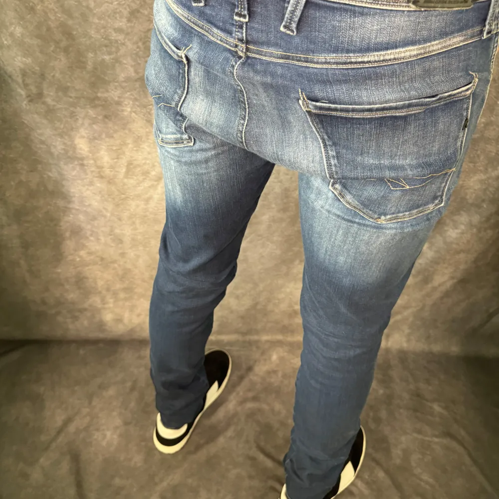 // Replay anbass jeans | Storlek W33/L32  (sitter mer som W31/L32) | Benlängd: 109cm / Midja: 41cm | Nypris runt 1800kr | Kontakta för fler frågor eller funderingar // Deluxecloset. Jeans & Byxor.