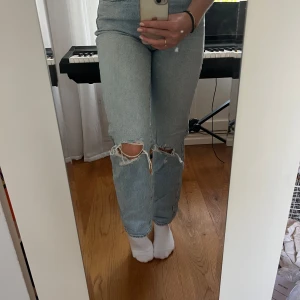 Jeans - Fyra olika par jeans som kan säljas som ett paketpris, där det även finns ett par kostymbyxor från NA-KD, lite utsvängda men tajta upptill som följer med. Alla byxor för 350:- eller separat vid överenskommelse. Pris kan diskuteras :)  