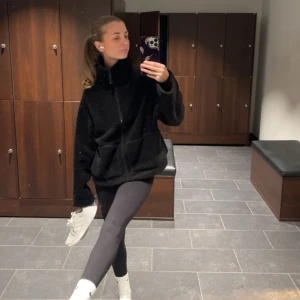 Hm pilejacka - Säljer nu denna slutsålda pilejackan. Den är i M men passar bra på mig som brukar ha XS/S då den är liten i storlek.