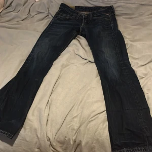 Replay jeans W30 L32 - De är lite slitna typ 7/10 inga hål men de har en fläck som jag TROR går bort med tvätt. Det är mest tagsen där det står replay som är slitna.