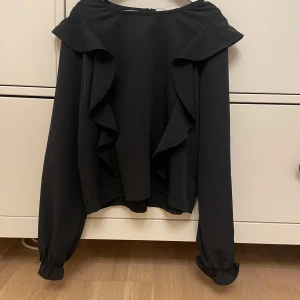 Svart Blus - En snygg och festlig svart blus som passar till vardagen, jobbet och festen!🎉 Denna blus är näst intill oanvänd och storleken är 140. För mer info kontakta gärna😊💕 