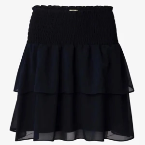 Chelsea Volangkjol - Säljer min super fina volangkjol ifrån Chelsea. Den är helt oanvänd och har kvar lappen, ser svart ut på bilderna men är marinblå❤️