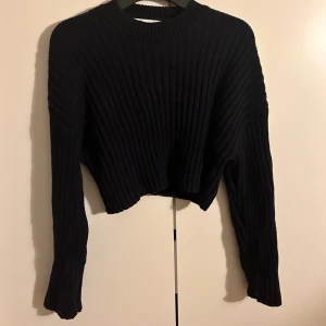 Blå stickad tröja från Zara - En blå stickad tröja från zara i fint skick, som enbart används ett fåtal gånger. Säljer då den är för liten för mig men hoppas att den kommer passa någon annan utmärkt🤩