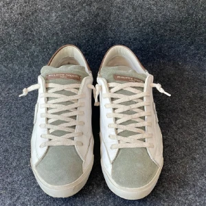 Philippe Model  - Säljer nu ett par riktigt feta Philippe Models. De har en grön mocca detalj för framme och är i ny skick. Skriv för mer frågor eller bilder.