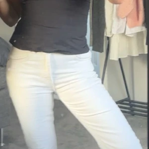 Vita jeans - Säljer dessa perfekta vita jeans från Gina. Lite mer åt högmidjat håll men super snygga