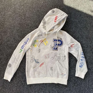 Unik Ralp Lauren Hoodie - Tjena! Säljer nu en otrolig fet och unik hoodie från Ralph Lauren, många patches och tryck som gör den sjuuuukt fet och unik. Den är i Strl M